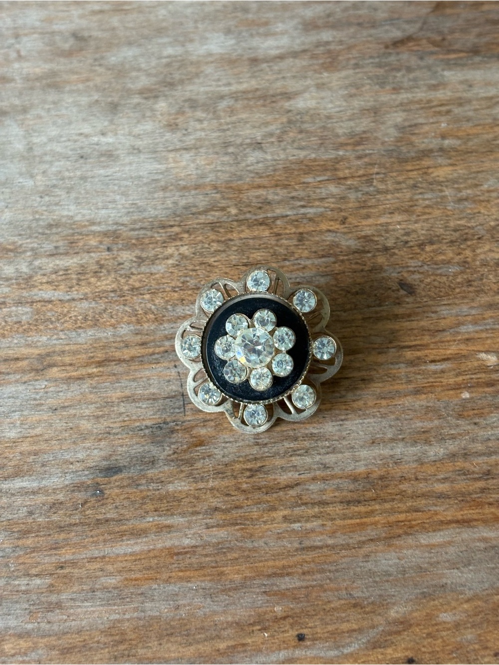 VTG 1970s gold-tone brooch featuring a black lucite center
